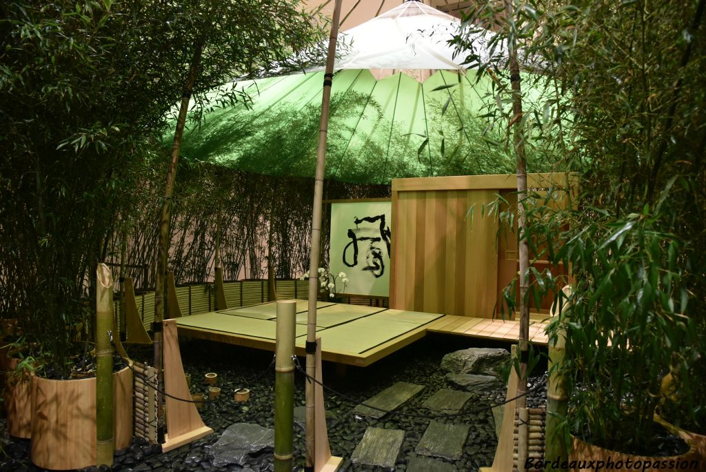 En 1993, à l'invitation de l'UNESCO à Paris, la créatrice conçoit une Maison du thé, espace méditatif en bois de sapin cerné d'une forêt de bambous.