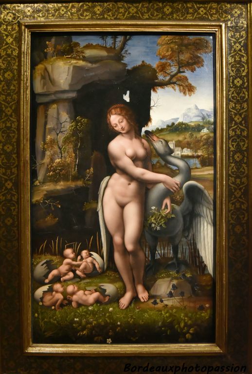 Atelier de Léonard de Vinci Léda Thème mythologique. La jeune femme se tient debout tenant le cygne enlacé.