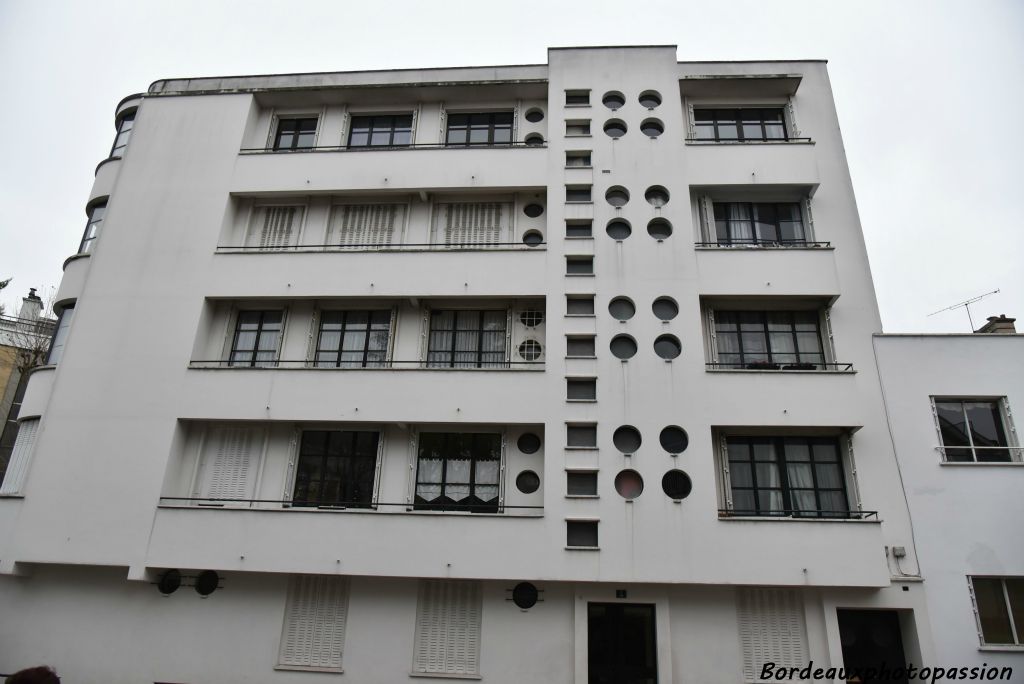 Les Ternissien voudront  un immeuble de rapport qui sera finalement construit par l'architecte George-Henri Pingusson qui se cale sur le projet initial de Le Corbusier.
