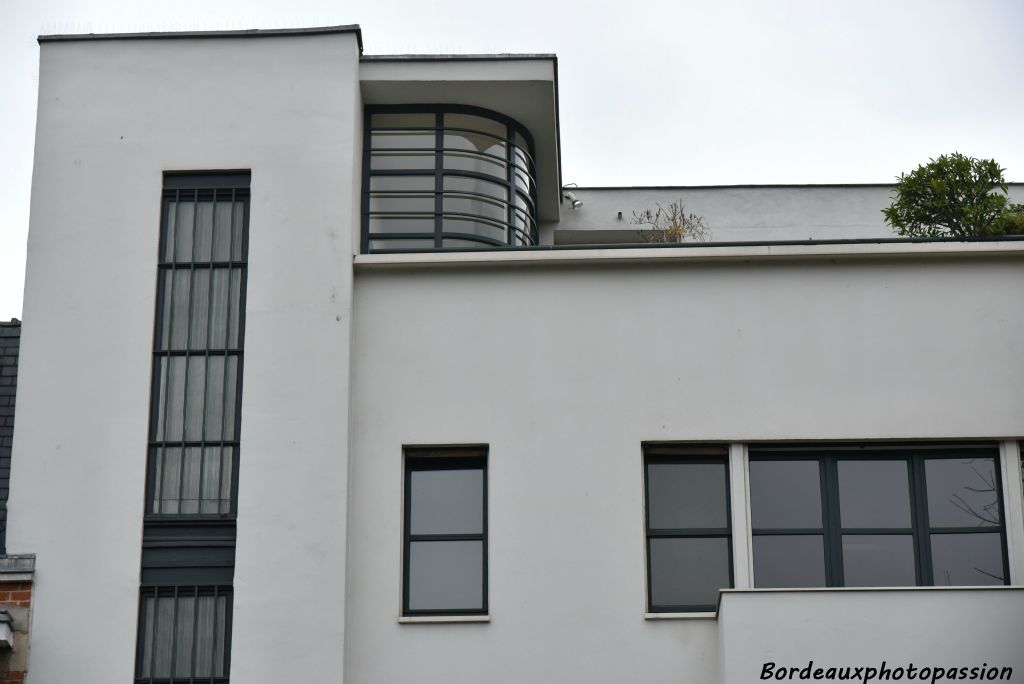 Un 1ère travée verticale qui abrite la cage d'escalier. Une autre petite fenêtre verticale et un travail sur l'horizontalité et un toit terrasse pour gagner de la place.