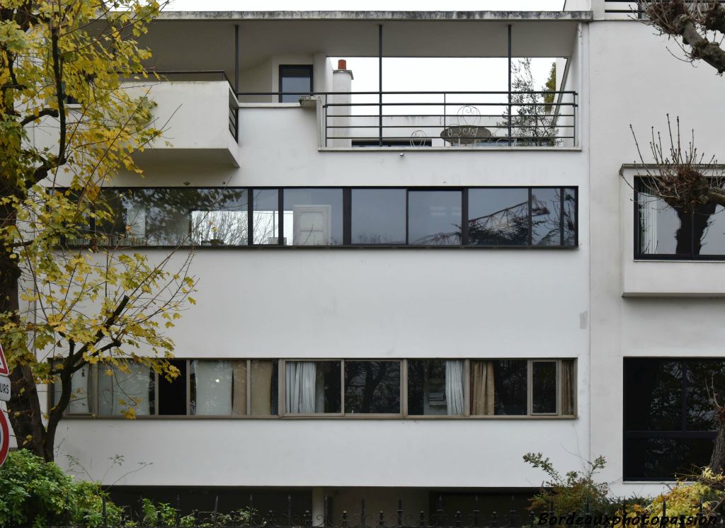 Construite en 1927 pour le journaliste américain Cook, cette villa marque une étape importante de l'architecture "puriste" de Le Corbusier avec des piliers et des dalles.