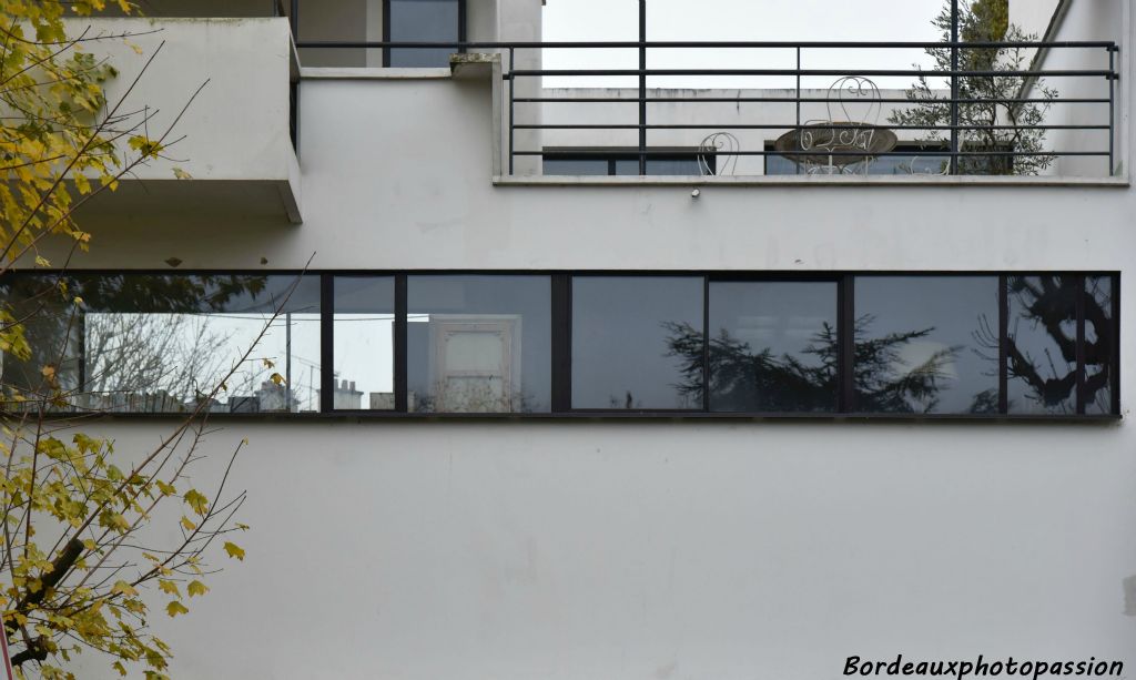 Un toit terrasse qui permet de gagner de la place. La fenêtre-bandeau format paysage est utilisée à plein.