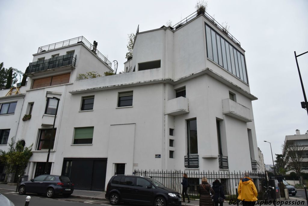 L'architecte Pierre Patout construit en 1928 la résidence-atelier pour le peintre M. Lombard, l’un des décorateurs du paquebot Normandie.