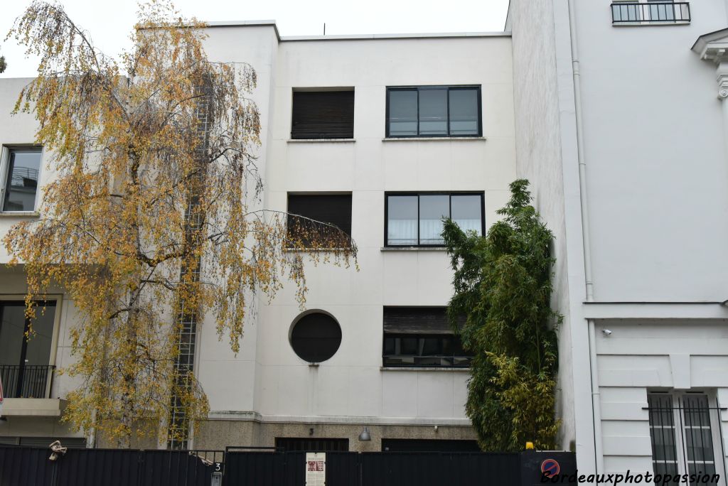 Jean Niermans construit en 1935 son propre logement  ainsi que celui de sa mère. Clin d'œil à Mallet-Stevens avec cette façade en 3 parties avec à gauche la cage d'escalier.