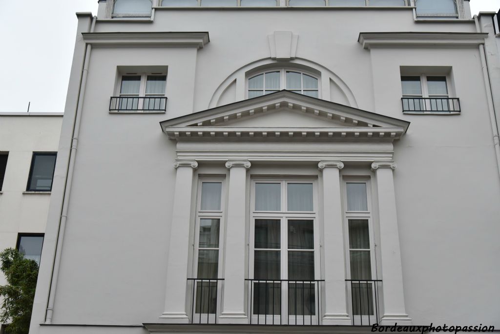 La fenêtre de la salle principale est composée de pilastres ionniens et au-dessus un fronton. Encore au-dessus une fenêtre de style palladien.