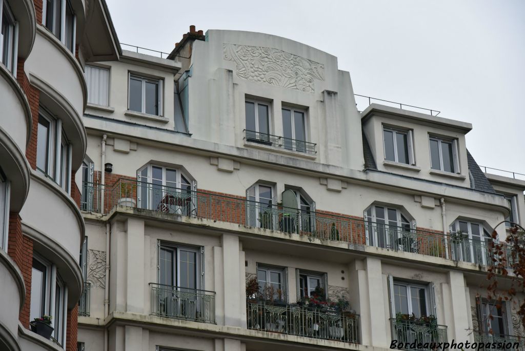 L'immeuble est surmonté d'un beau fronton incurvé à motif végétal. (3, rue Jean-Baptiste-Clément Boulogne)