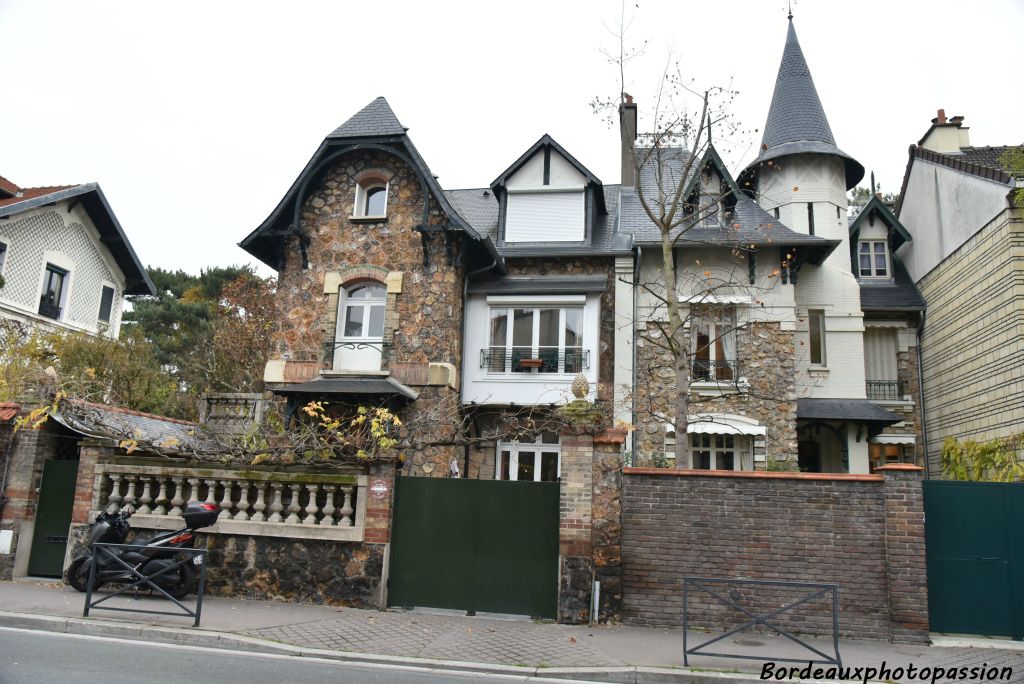 À Boulogne, on trouve souvent ce genre de villa en pierre meulière et à toits débordants de style villégiature.