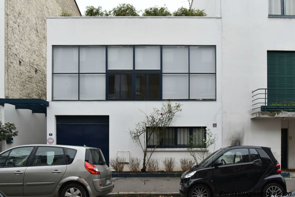 André Luçat en 1926-27 élève cette façade sur rue avec sa grande baie vitrée surmontée d’une pergola. Il s'agit d'une résidence-atelier d’artiste construite à l’origine pour le sculpteur Froriep de Salis.