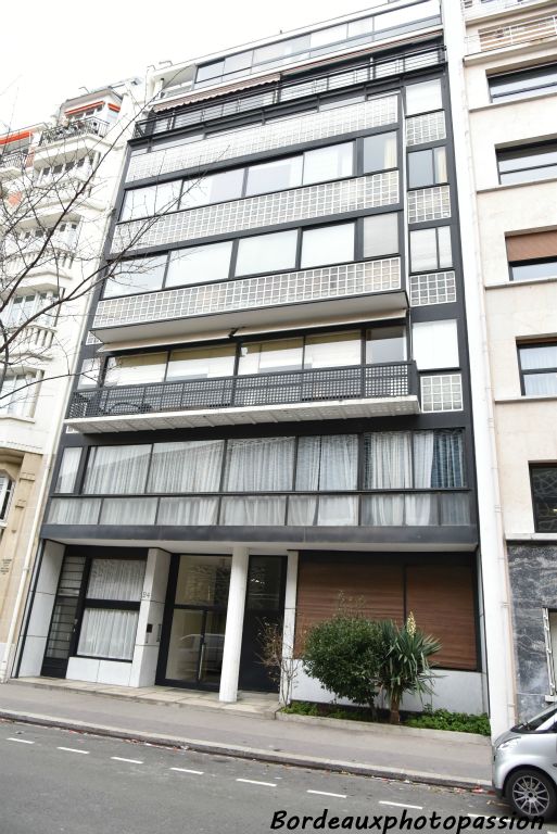 C'est  Le Corbusier qui créera le premier immeuble parisien dont la façade est vitrée. Il en fera  son appartement-atelier aux 2 derniers étages (1930-1934).
