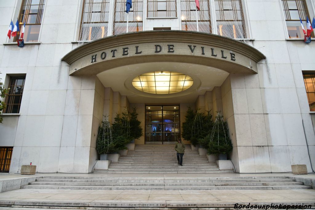 Il est construit à l'initiative du maire de Boulogne-Billancourt André Morizet (1875-1942).