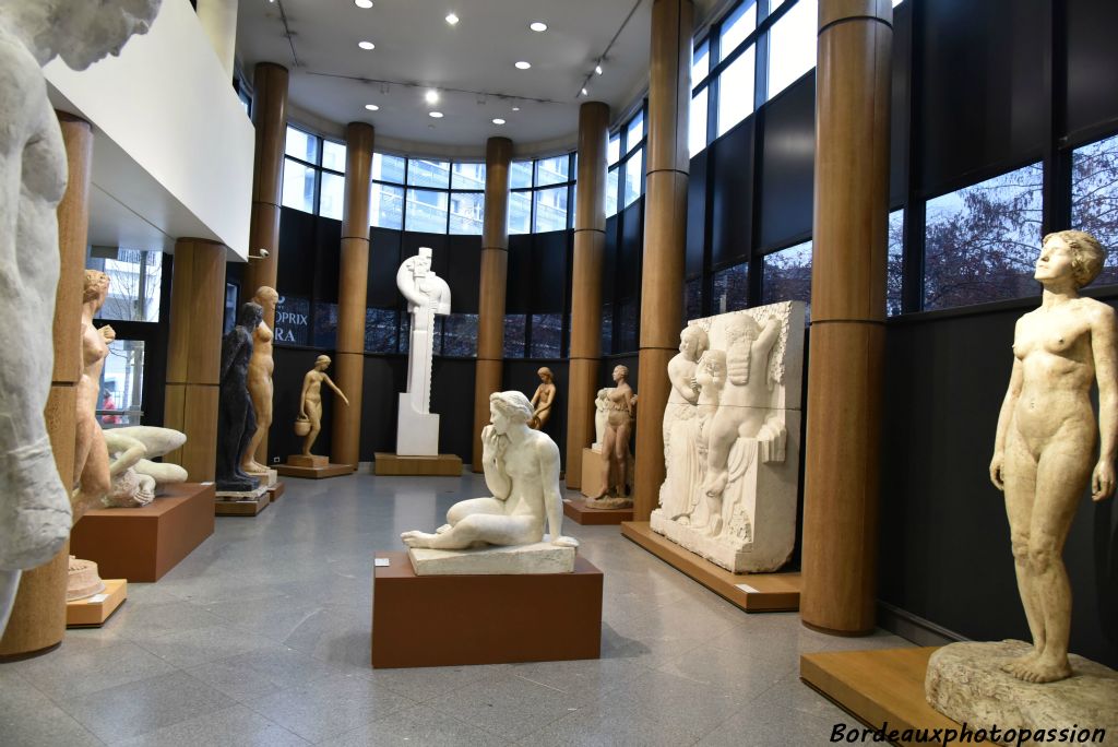 Au début du 20e siècle, Boulogne comptait 30 ateliers de sculpteurs. Une salle au rez-de-chaussée du musée accueille quelques sculptures.