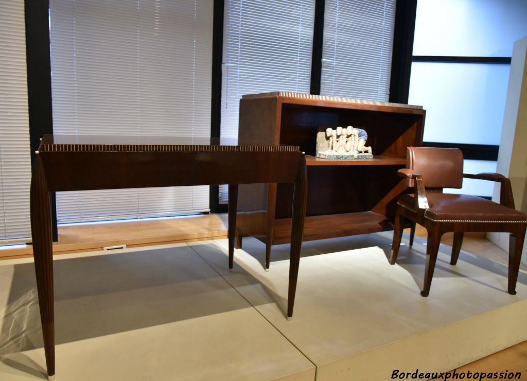 Entreprise Décoration Intérieure Moderne (D.I.M.) mobilier de bureau 1930 placage d'amarante ivoire cuir brun et ébène de Macassar.