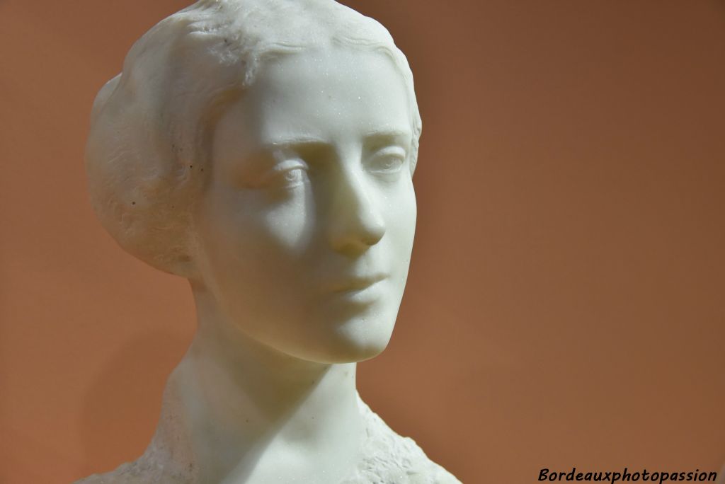 Amélie Landowki épouse du sculpteur, marbre 1913
