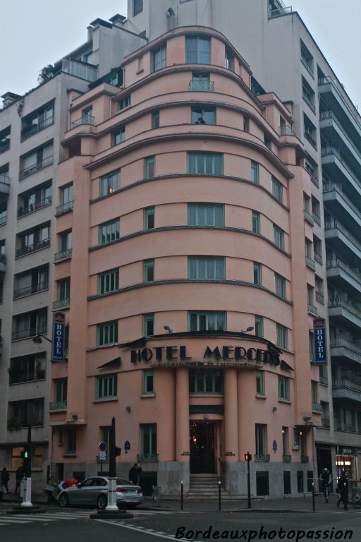 L'hôtel Mercedes a été construit par l'architecte Pierre Patout.  C'est un immeuble d'angle en forme de rotonde qui était à l'origine peint en blanc avec des fenêtres noires à guillotine.
