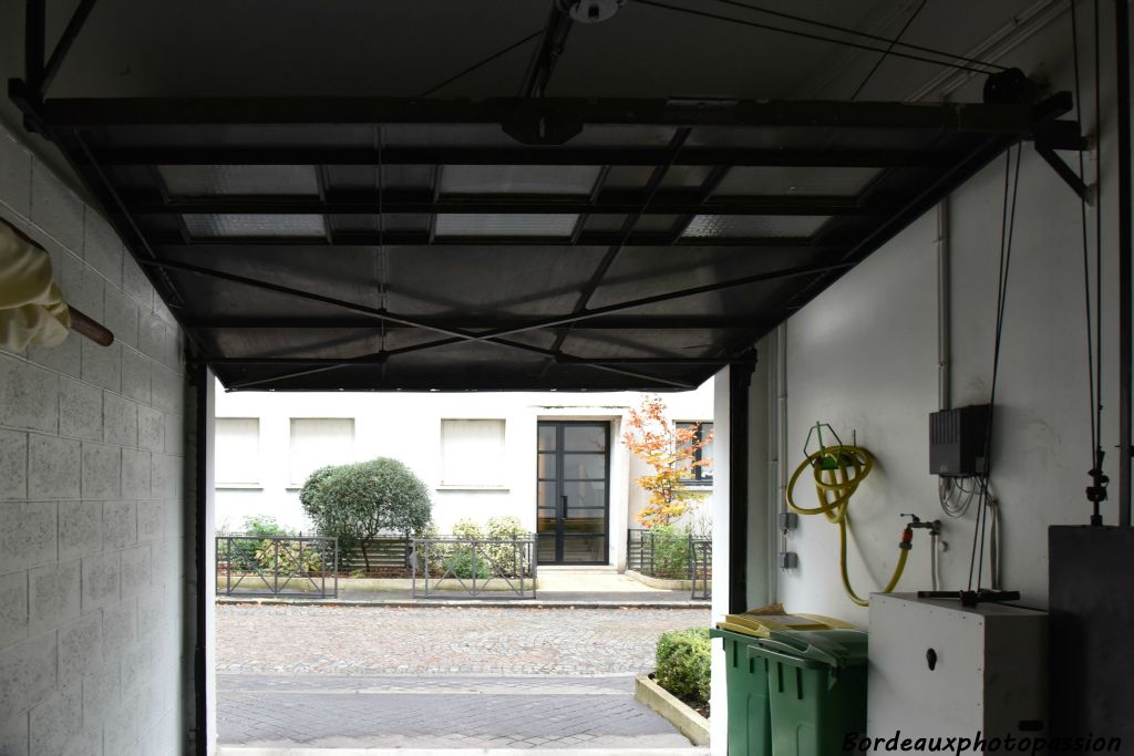 Les portes de garage ont conservé leur système de relevage avec contrepoids datant de 1926 !