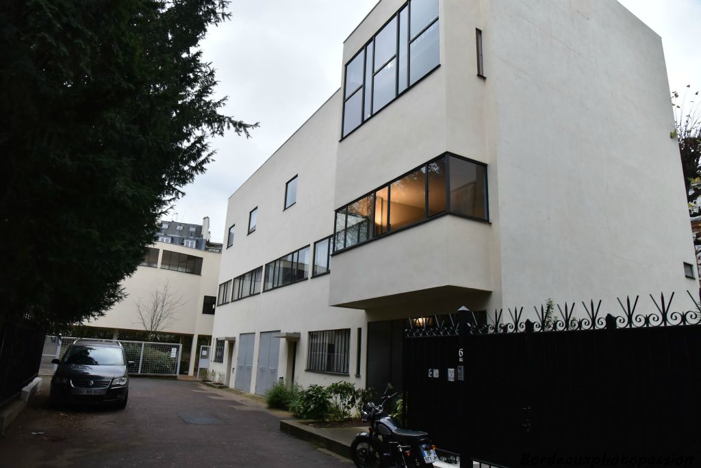 La villa  La Roche a été construite entre 1923 et 1925 par Le Corbusier et Pierre Jeanneret son cousin et proche collaborateur. Elle abrite aujourd'hui la fondation Le Corbusier.