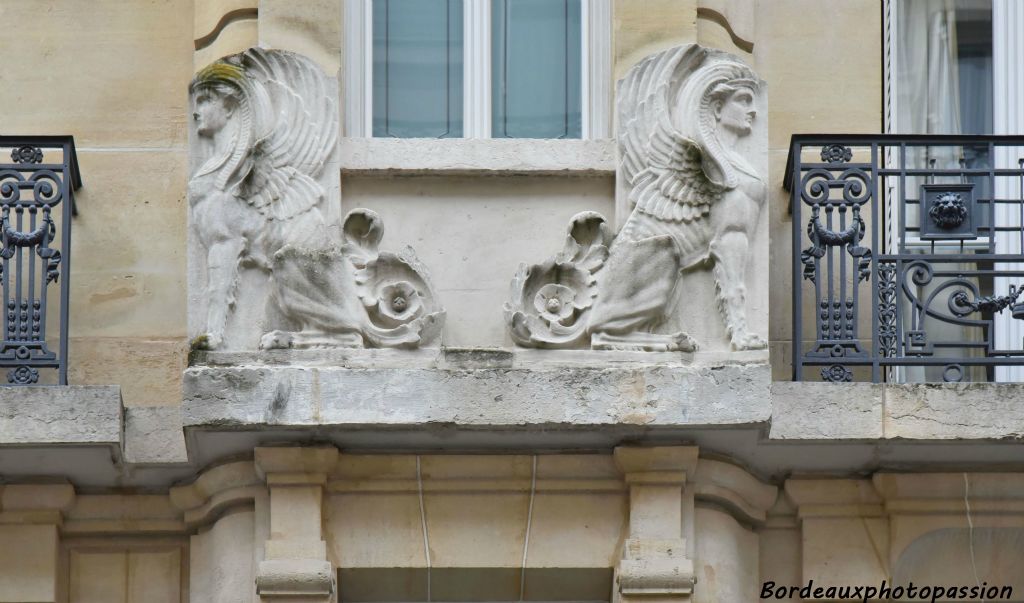 avec des façades ostentatoires richement décorées, ici deux sphinx.