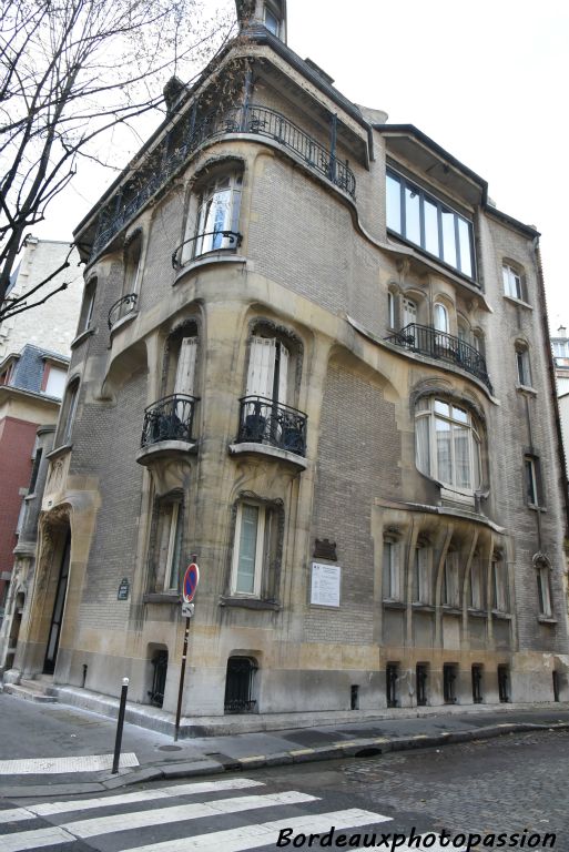 Après son mariage avec la peintre américaine Adeline Oppenheim, l'architecte Hector Guimard construit cet immeuble 122 rue Mozart. Il est en pierre avec une discrète briquette.