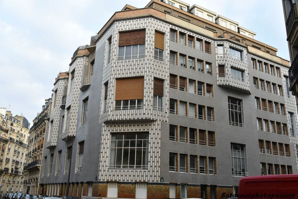 Le Studio Building est un immeuble conçu par l'architecte Henri Sauvage. Il a été réalisé en 1926-1928.
