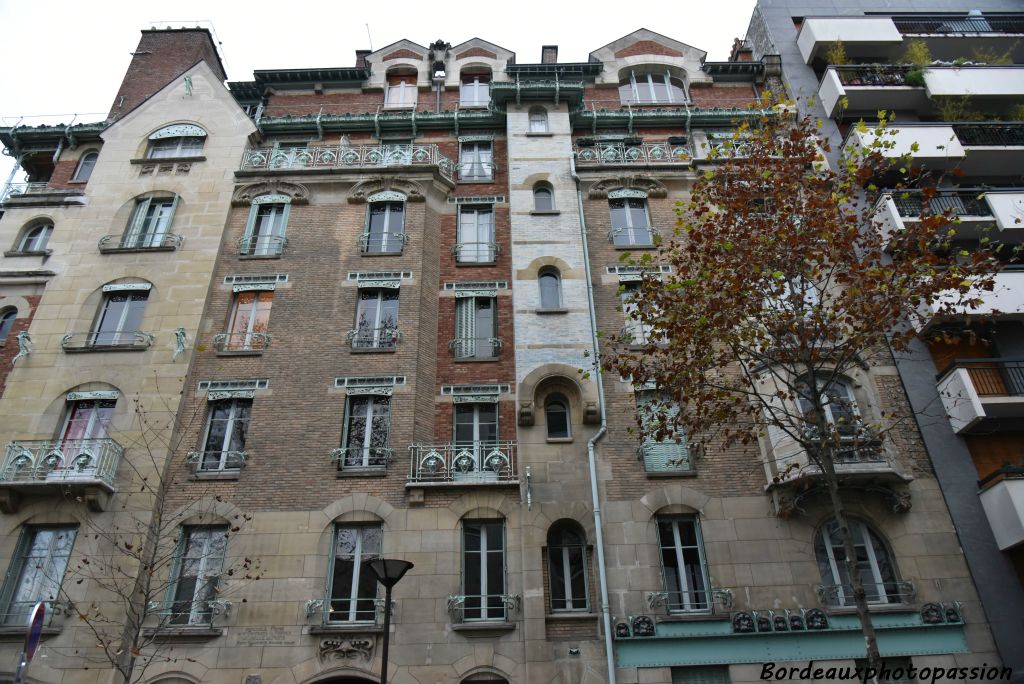 Commencé en 1895, ce bâtiment est la première grande réalisation d'Hector Guimard, âgé seulement de 28 ans. Dès 1898, date de l’achèvement de l’immeuble, il connaitra un succès retentissant et obtiendra le 1er prix de la plus belle façade de la ville de Paris.