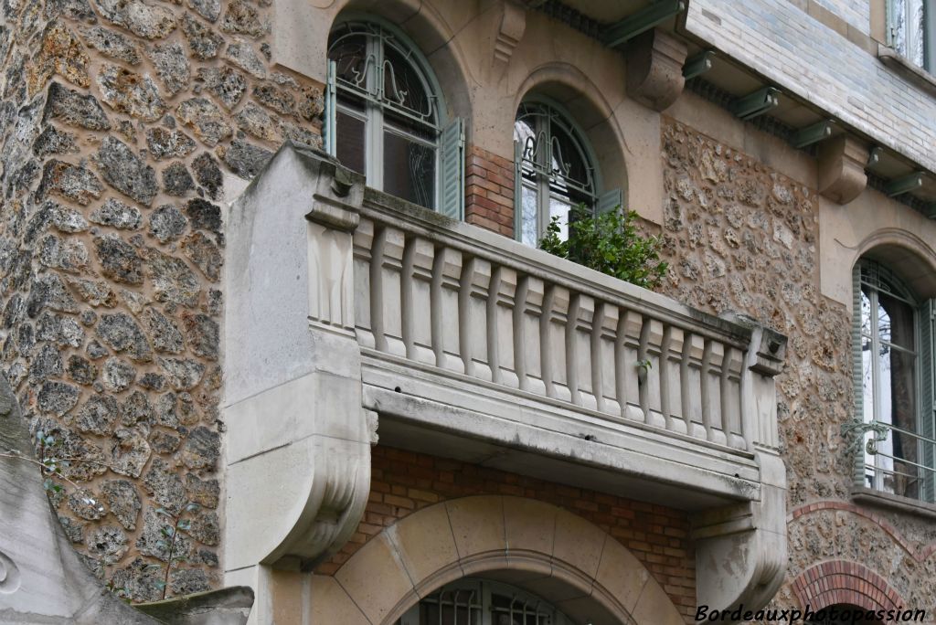 L'architecte a utilisé de la pierre meulière, de la briquette et de la pierre, ce qui en fait une façade claire.