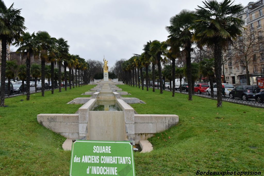 Le square des anciens combattants d'Indochine se trouve dans le XIIe.  Sa pièce d’eau bordée de palmiers est dominée par la statue d’Athéna de la fontaine de la Porte Dorée.
