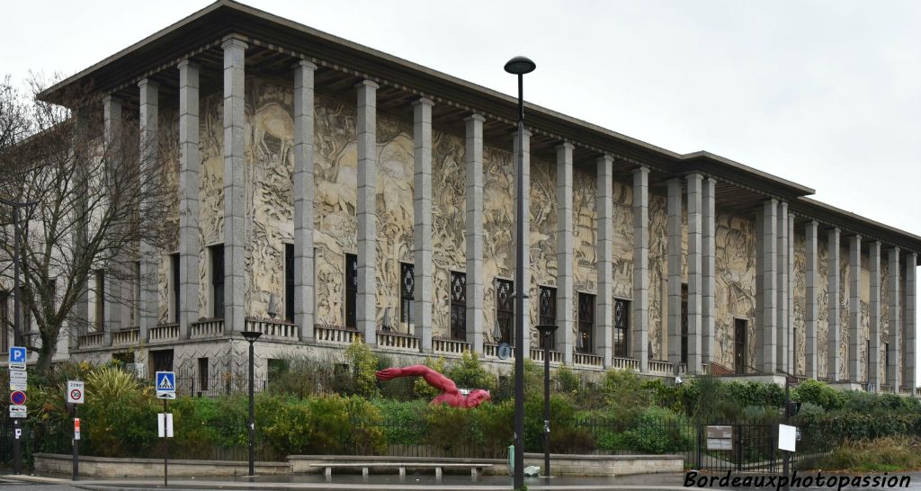 Le palais de la Porte dorée est le seul édifice ayant survécu à l’exposition coloniale de 1931. Il fut conçu dans l’optique de rendre pérenne le discours véhiculé par cette exposition.