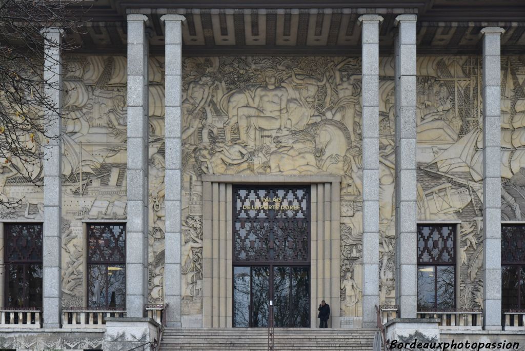 La façade majestueuse du Palais de la Porte Dorée, au décor de pierre animé, est un témoignage d’une tendance de l’esthétique Art déco qui se nourrit d’exotisme.