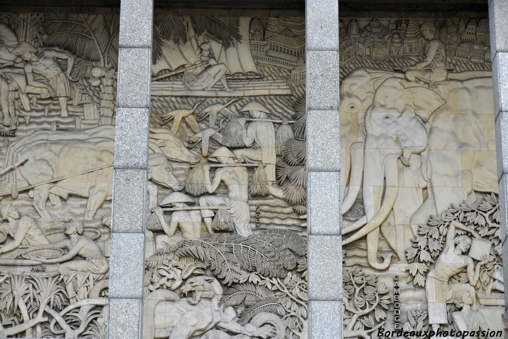 À Bordeaux Alfred Janniot réalise en 1937 des reliefs sur la façade de la Bourse du travail.