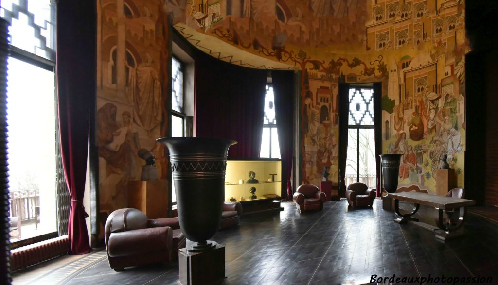 La conception de la décoration du salon ovale de Paul Reynaud fut confiée à Jacques-Émile Ruhlmann qui intégra des fauteuils dits “éléphants” aux formes amples et généreuses en maroquin brun et ébène, ainsi qu’un modèle inédit de chaises tripodes en ébène de macassar et maroquin brun.