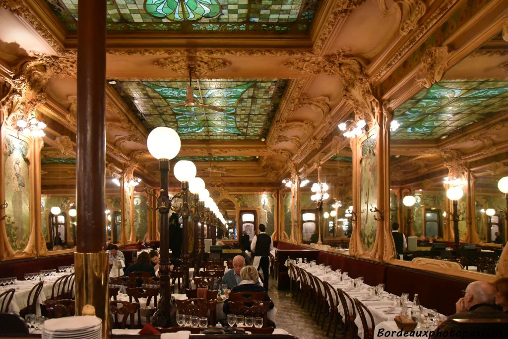 Ouverte en 1903, la brasserie est un joyau de l’Art Nouveau.