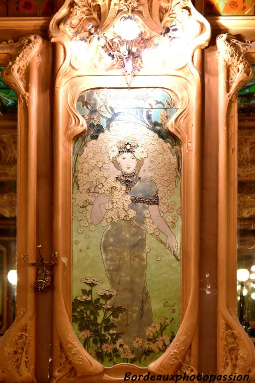 Entre les miroirs, quatre nymphes rappellent le cycle des saisons. C'est le maître-verrier Louis Trézel qui est l'auteur de ces grandes décorations en pâte de verre.