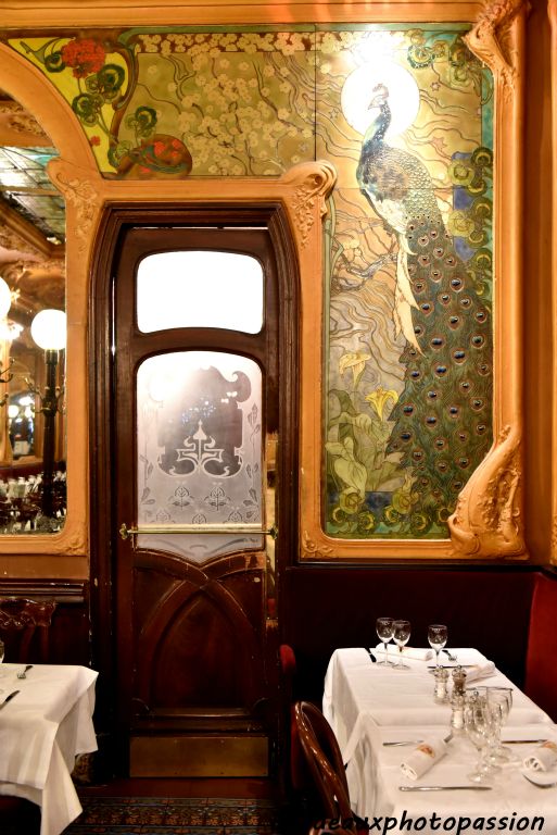 Au fond de la salle, deux grands paons en pâte de verre d'Armand Ségaud, symbolisent le printemps renaissant. 
