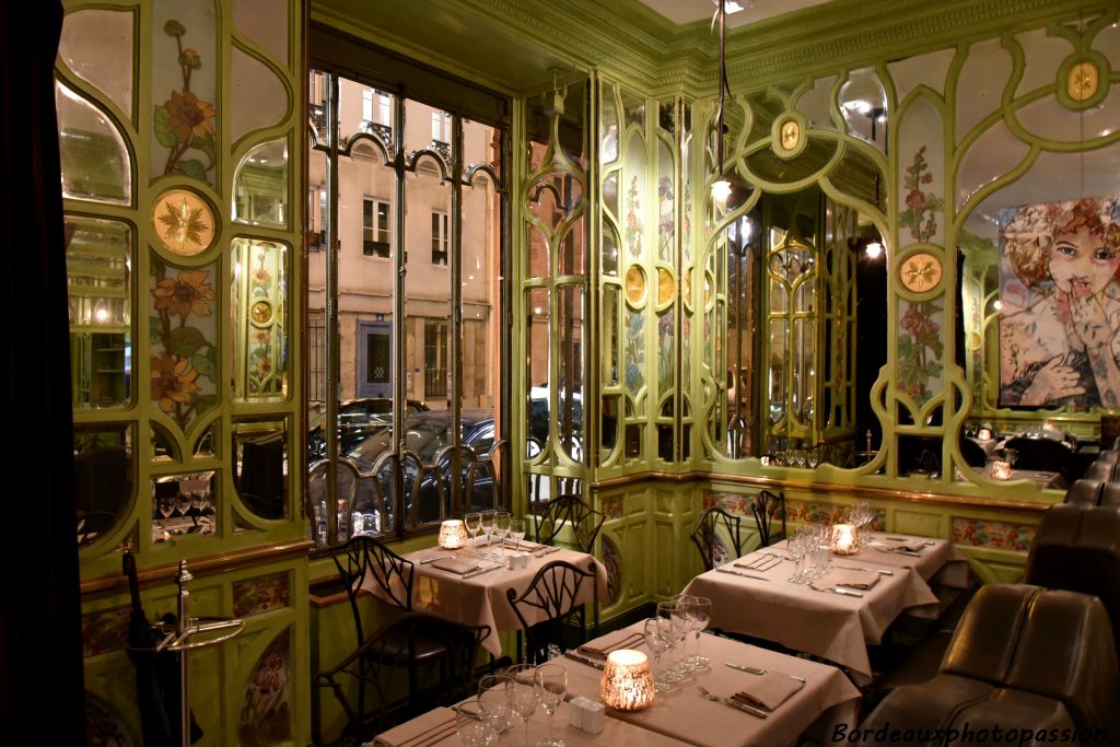 Ces restaurants adoptent le style si typique des Bouillons Art Nouveau : des boiseries et des carreaux de céramique qui enchâssent en alternance des miroirs et des fixés sous verre aux motifs végétaux.