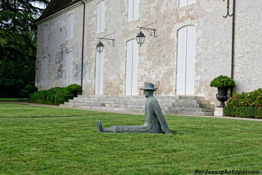  Surprise sur la pelouse avec une statue de l'artiste belge Jean-Michel Folon.