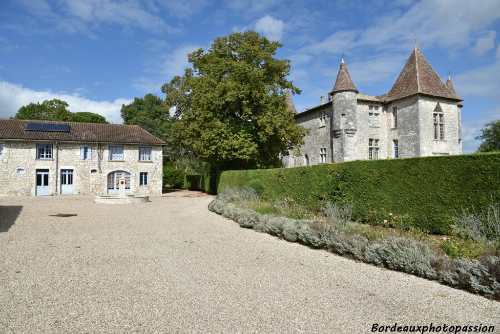 Le château de Panisseau, est situé à Thénac, près de Bergerac au cœur du Périgord pourpre.