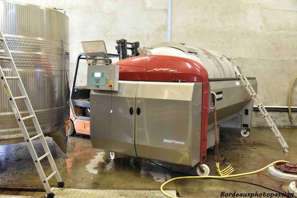 Une presse moderne hydraulique ou pneumatique va servir surtout aux cépages blancs mais aussi aux rouges pour obtenir un vin rosé.