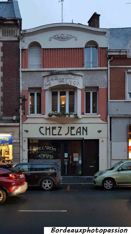 La délicate façade du bar de Lyon date de 1924...