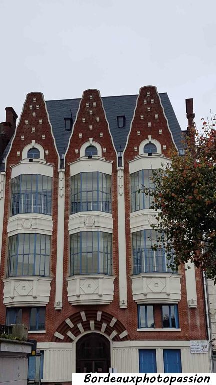 Sur la façade du nouveau conservatoire de musique,  les bow-windows sont à l’honneur. 3 pignons évoquent l'architecture flamande.