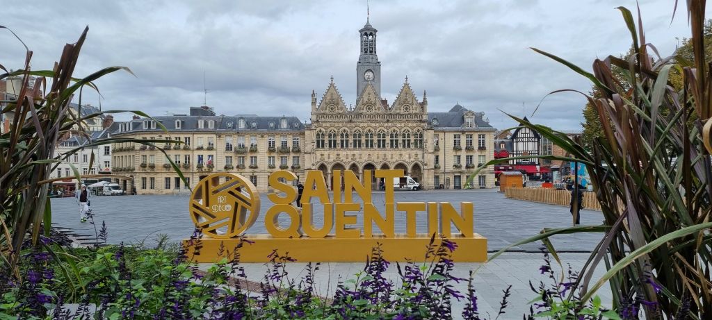 L'hôtel de ville de Saint-Quentin dans l'Aisne est un des plus beaux témoins de l'architecture civile du Moyen -Âge