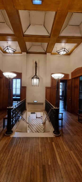 Le hall d'accès de la salle municipale, rénové en 1925 est de style Art Déco.