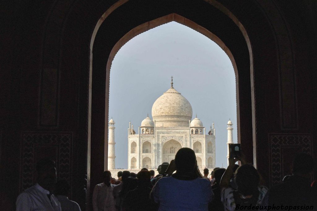 Voilà enfin le  Taj Mahal qui signifie « la couronne du palais ». Ce mausolée de marbre blanc fut construit au XVIe siècle par l'empereur moghol musulman Shâh Jahân en mémoire de son épouse Arjumand Bânu Begam.