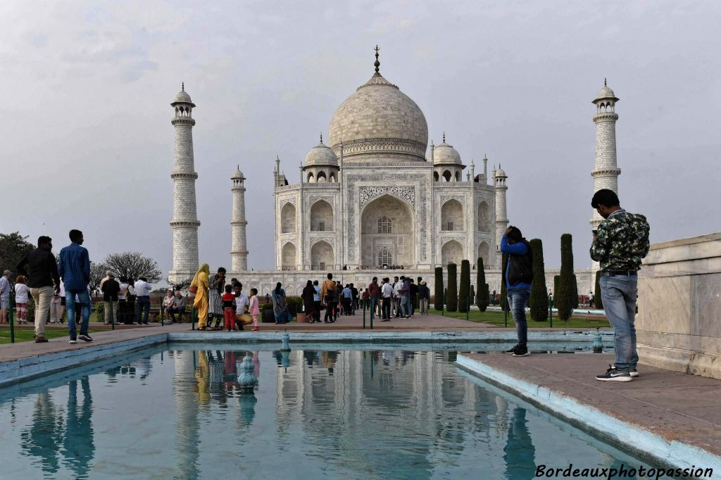 Dans les bassins judicieusement situés, se reflète l'image du Taj Mahal lorsque les fontaines ne fonctionnent pas.