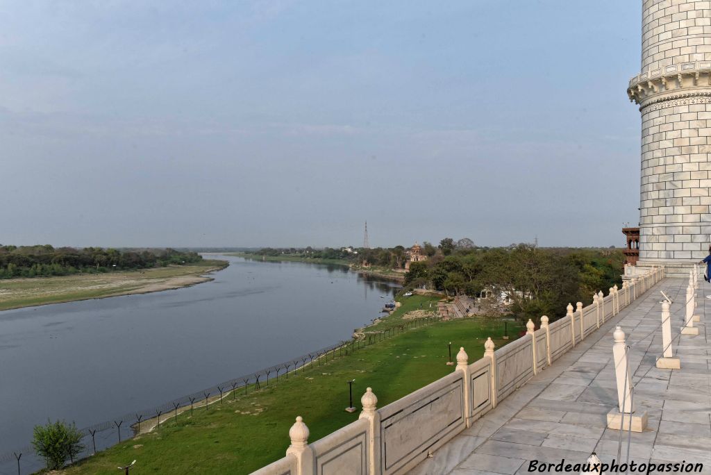 La rivière Yamuna apportait les 20 000 litres d'eau par jour nécessaires pour arroser les jardins, écrin de verdure du Taj Mahal.