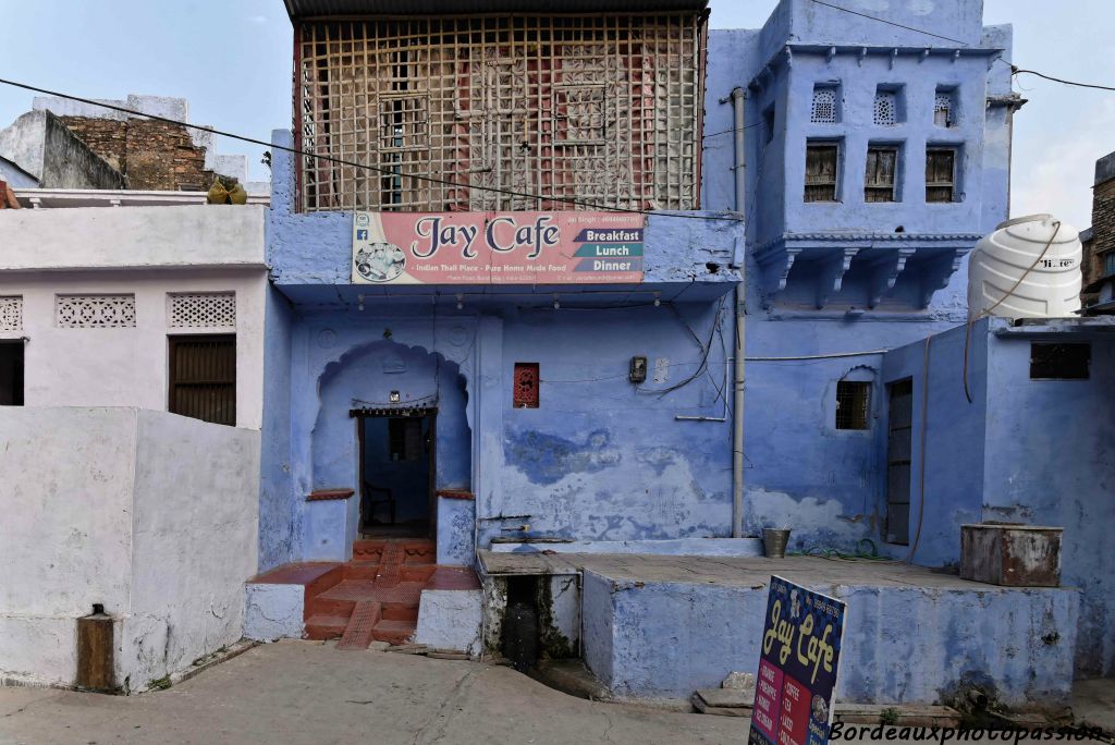 Plusieurs villles du Rajasthan ont leurs vieilles maisons peintes en bleu : à ’origine, cette couleur indiquait que la maison appartenait à un membre de la caste des brahmanes.