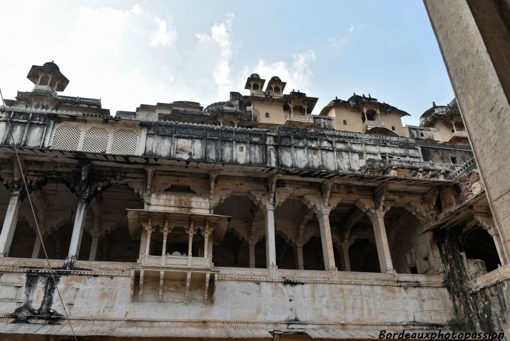 Entrez dans la cour et levez la tête pour apercevoir un balcon à dais d'où dépasse à peine, le trône en marbre blanc du rao Ratan Singh.