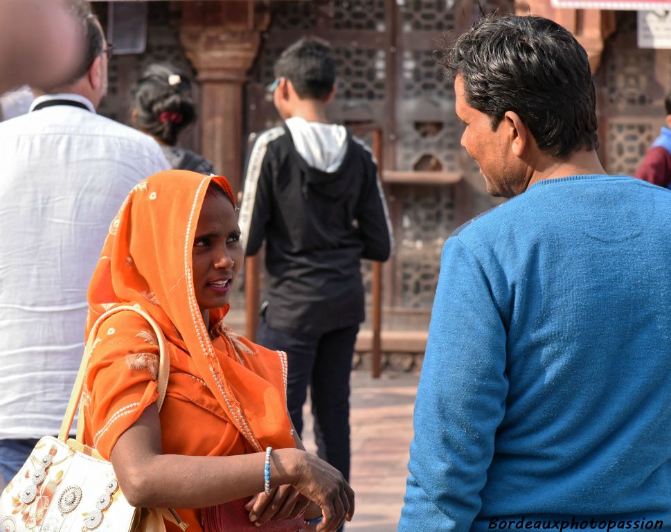 La femme hindoue attire le regard avec son sari coloré.