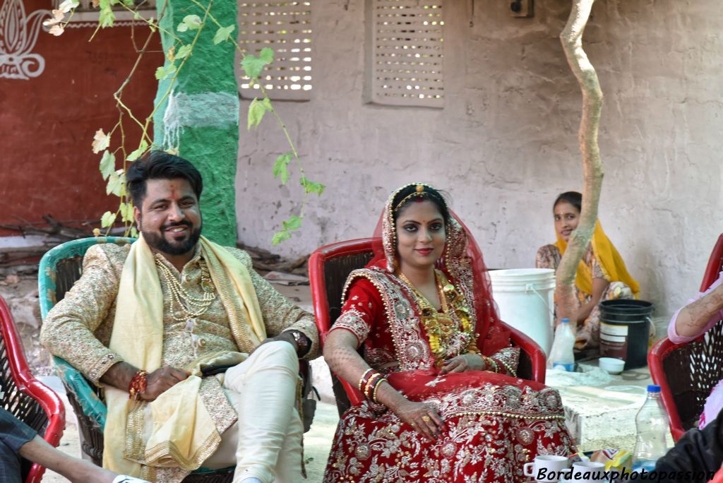  Le marié porte un vesti blanc avec un chandail blanc.  Quant à la femme, elle porte un sari rouge et des bijoux traditionnels. 