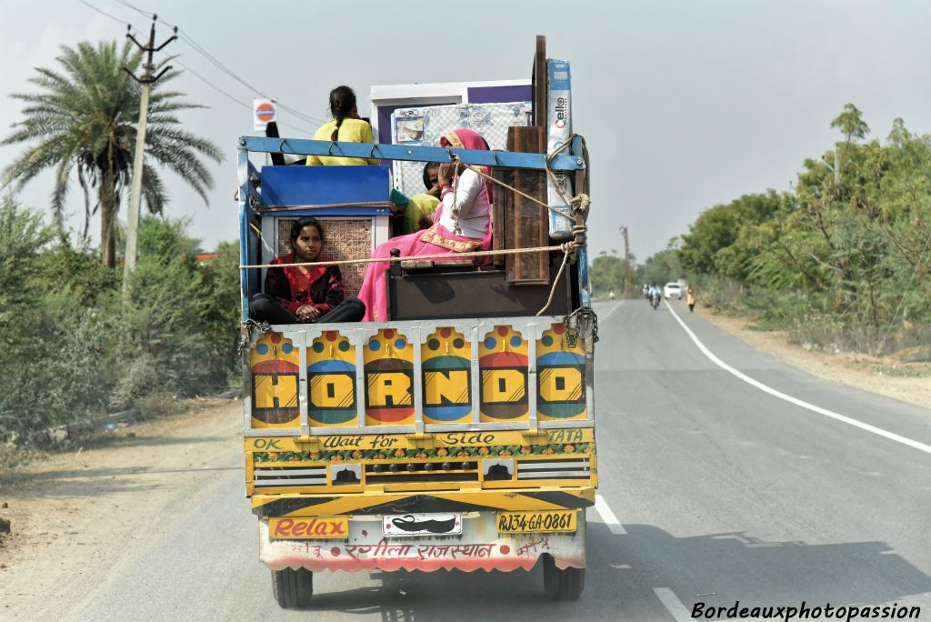 Quelle que soit la caste, la nouvelle mariée ira vivre  chez sa belle famille. La dot est transportée par camion dans la famille du marié.