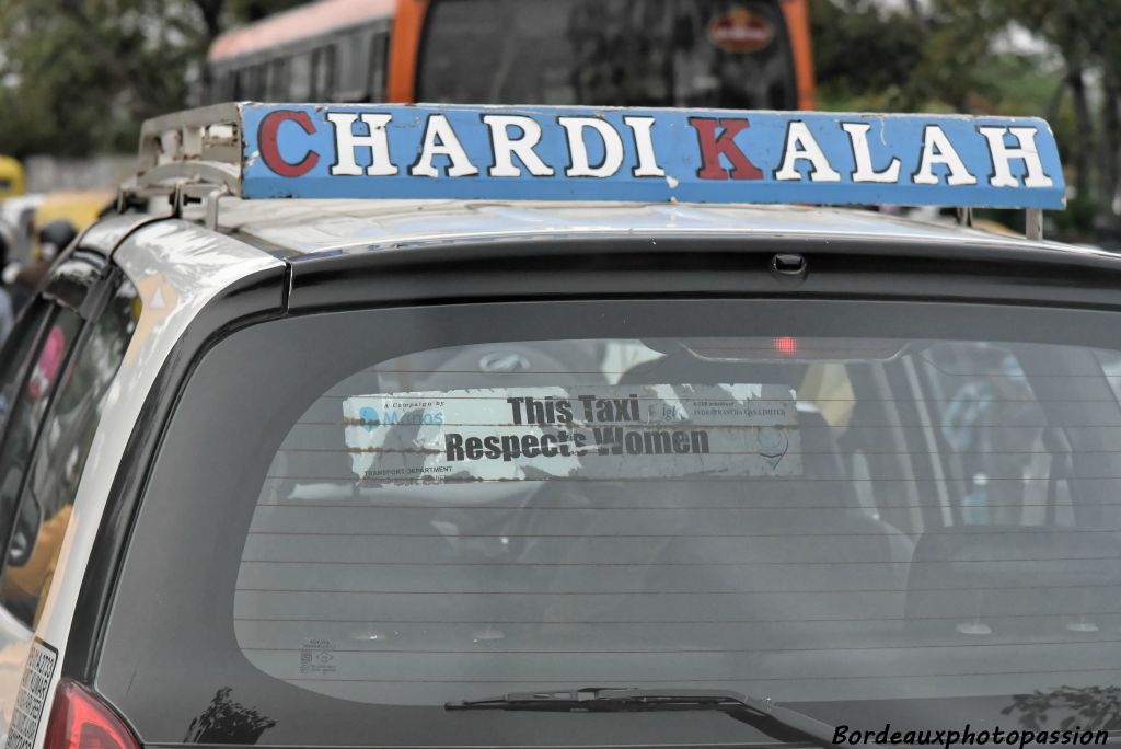 La femme indienne peut être agressée. Certains taxis montrent leur civisme en affichant clairement leur respect pour la femme indienne.
